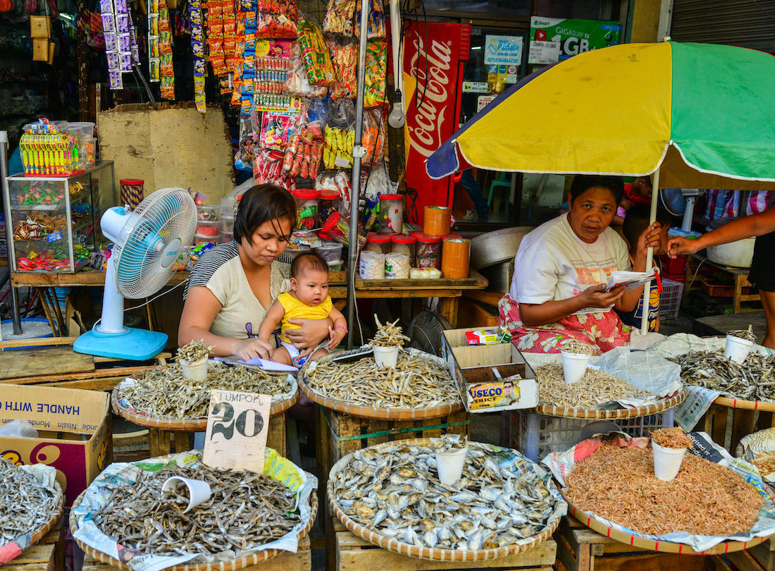 Người bán cá khô tại khu chợ đường phố ở Manila, Philippines, một trong những chợ chính của LenddoEFL | Ảnh: Phuong Nguyen Duy / 123RF