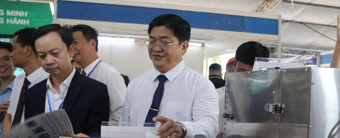 Đại biểu tham quan gian hàng trưng bày