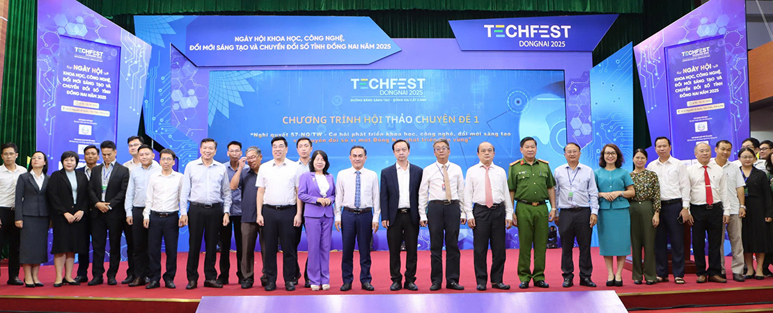 Các đại biểu tại lễ khai mạc